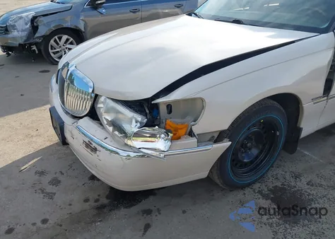 2000 Lincoln Town Car Cartier from USA, damaged, VIN 1LNHM83W6YY838127